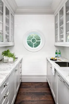 انبار شربت گاتری به سبک گلی خاکستری با کاشی های مترو سفید - انتقالی - آشپزخانه