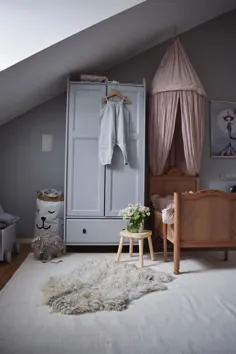 اتاق دختران کوچک در رنگ صورتی خاکستری و غبارآلود