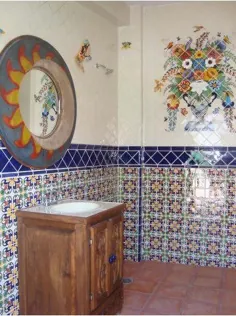 حمام با استفاده از کاشی مکزیکی و نقاشی دیواری مکزیکی ، گالری دکوراسیون منزل مکزیکی.  لوازم جانبی ماموریت ، غرق های مس ، آینه ها ، میزها و موارد دیگر