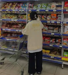 عکس زنی که به سوپرمارکت می رود