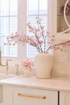 چیدمان شکوفه های گیلاس بهاری ساده برای دکوراسیون آشپزخانه