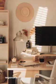 میز ایستاده افرا: یک دفتر کار خنثی و زیبا و پر از نور در منزل