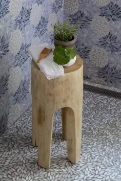 چهارپایه کوچک ساج روی کاشی کف دوش موزاییک آبی - معاصر - حمام