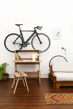 این مبل ، قفسه کتاب و میز همه به عنوان مکانی برای ذخیره دوچرخه شما دو برابر شده است