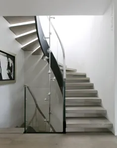 Wendeltreppe mit Stahlwangen، durchgehende Stufenbleche mit umlaufenden Eichebelag، gewendeltes GanzglasgelÃ¤nder im Treppenauge، BrÃ1⁄4stung aus geraden GlasgelÃ¤nder