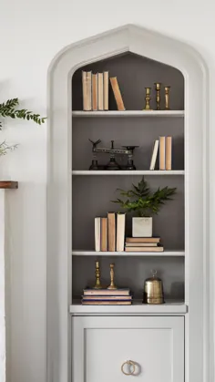 قفسه کتاب مدل زیبا با رنگ خاکستری تیره در پشت قفسه ها