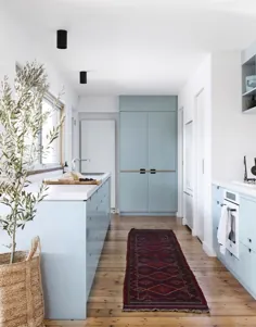 آشپزخانه آبی مدرن توسط POLYstudio