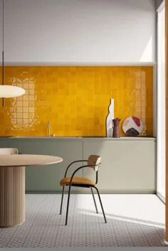 کاشی های زرد ویترا دیوار این آشپزخانه رنگارنگ را پوشانده اند