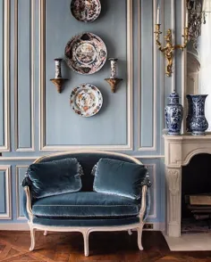 خانه جین فرانسوی در اینستاگرام: "اتاق زرق و برق دار ، عاشق لباس های مخملی آبی و دیوارهای آبی هستید.  طراح؟  #janefrenchhome #chezorleans #blueandwhite # frenchantiques... "