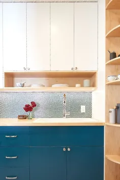 این آشپزخانه کوچک دارای یک دیوار Pegboard و قفسه های باز برای ذخیره سازی اضافی است