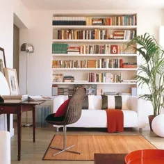 صرفه جویی در فضا ایده های قرار دادن مبلمان اتاق ، قرار دادن قفسه کتاب و قفسه در پشت مبل و تختخواب