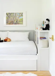 سرتختی DIY + قفسه کتاب سفارشی = تختخواب کودکانه دنج و دنج |  عشق خانه جوان