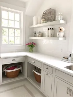 یک اتاق خشکشویی سفید