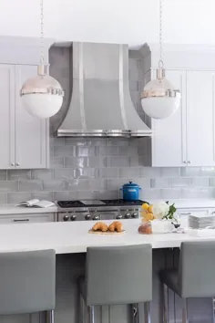 آشپزخانه سفید و خاکستری با چهارپایه شمارنده چرم خاکستری و آویزهای لمبرت - انتقالی - آشپزخانه