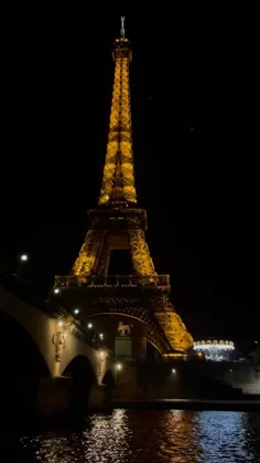 قایق کروز در رودخانه سن در پاریس در شب، برج ایفل