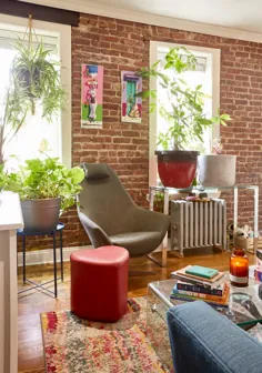 یک آپارتمان Couple’s Bronx دارای دیوارهای آجری زرق و برق دار ، گیاهان زیادی و تعداد زیادی سبک است