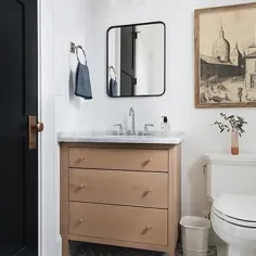 دستشویی چوبی بور بر روی دیوار شیشه سفید - کلبه - حمام