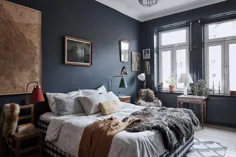 یک آپارتمان قدیمی اسکاندیناوی با اتاق خواب آبی تیره - اتاق شمالی