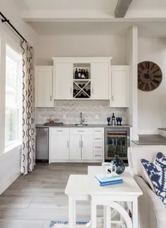 طرح نوار مرطوب به عنوان بخشی از بازسازی آشپزخانه با نوشیدنی Frigde ، سینک ظرفشویی و کابینت های سفید