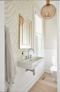 کاغذ دیواری چاپ گورخر خاکستری با تر و تمیز Shiplap - انتقالی - حمام