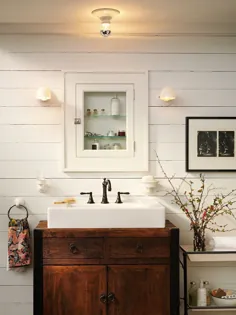 دیوار گلدان سفینه سفید و دیوارهای سفید رنگی در حمام