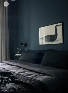 اتاق خواب تاریک با رنگ آبی بنزینی - طراحی COCO LAPINE