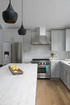 آشپزخانه شیکر خاکستری روشن با کاشی های سفید مترو - انتقالی - آشپزخانه
