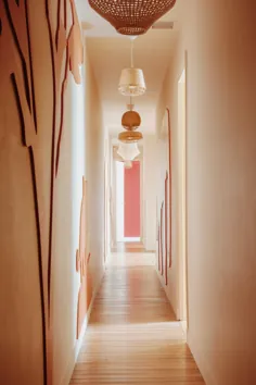 تور خانه: آپارتمانی در پاریس که معماری کلاسیک و کاغذ دیواری با مضمون سفر سفارشی را ترکیب می کند