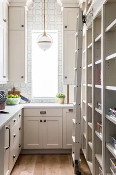 شربت خانه خاکستری روشن با قفسه های مدولار بلند - انتقالی - آشپزخانه - خاکستری بنجامین مور Edgecomb