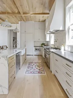 کابینت های آشپزخانه سفید عتیقه به هر خانه خانه ای از خانه کمک می کند