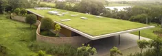 این مکان عقب نشینی مدرن با انرژی خورشیدی با سقفی عظیم سبز پوشانده شده است