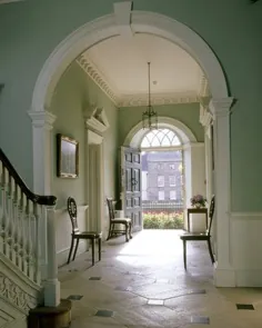 سالن ورودی در خانه Peckover ، از راه پله به سمت درب ورودی نگاه می کند