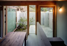 دیوارهای بتونی توسط معماران FujiwaraMuro در خانه در Minoh-shinmachi احساس "پیچ و خم" ایجاد می کنند
