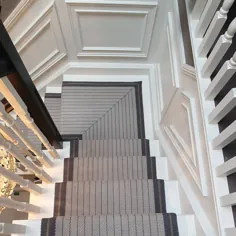DecoDesigns در اینستاگرام: ”کاملاً عاشق این دونده راه پله ای که امروز نصب کردیم.  فرش پشمی گرم و دلپذیر با طراحی بی انتها کاملاً دگرگون می شود ... "