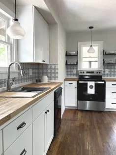 آشپزخانه سفید با کف چوبی