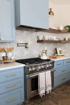 کابینت های آشپزخانه آبی با کانترهای کوارتز خاکستری روشن - انتقالی - آشپزخانه