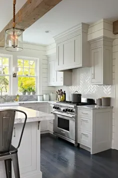 کابینت های آشپزخانه شیکر خاکستری روشن با کاشی سفید شاه ماهی براق Backsplash - انتقالی - آشپزخانه