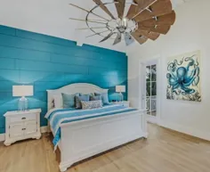 اتاق خواب ساحلی ساحلی با دیوار رنگ لهجه رنگی آبی