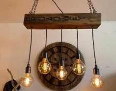 چراغ روشنایی پرتو چوبی با لامپ های ادیسون و براکت های آویز.  Rustic Style Farmhouse StyleReclaimed Barn Wooding Lighting
