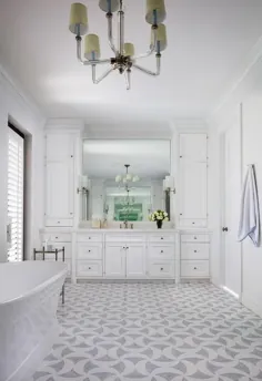 کاشی های کف موزاییکی سفید و خاکستری در حمام مستر - انتقالی - حمام