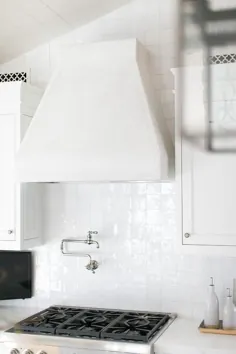 هود سفید فرانسوی با کاشی های لعاب دار مربع سفید - انتقالی - آشپزخانه