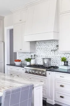 کاشی های صفحه ای از سنگ شاه ماهی سفید و خاکستری با صفحه آشپزخانه یکپارچه - انتقالی - آشپزخانه