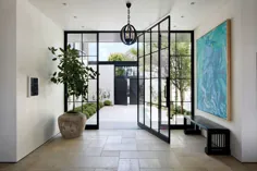 House by MLK Studio و McAlpine Architects ترکیبی غیرمنتظره از عناصر معاصر و سنتی را ارائه می دهد