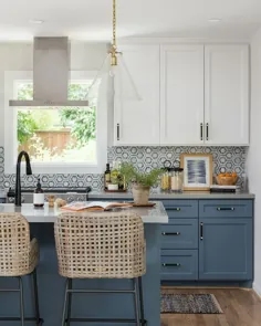 جزیره آشپزخانه آبی با چهارپایه های خاکستری - انتقالی - آشپزخانه