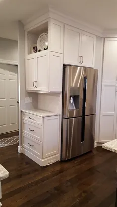 طرح آشپزخانه سفید با میزهای گرانیتی