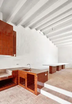 Arquitectura-G خانه مزرعه اسپانیایی را با کاشی های لعاب بازسازی می کند
