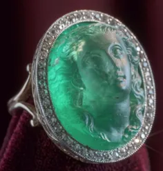 یک انگشتر عتیقه زمردی و الماس، ایتالیایی، اواسط قرن نوزدهم.