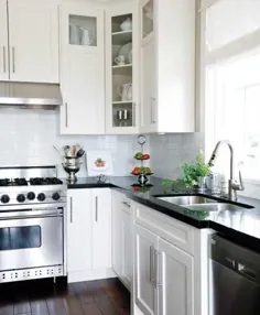 میزهای مشکی و کابینتهای سفید - سنتی - آشپزخانه - سبک در خانه