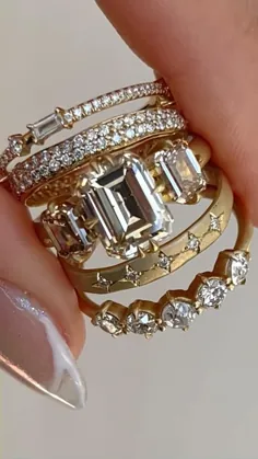 حلقه نامزدی سه سنگ الماس تراش زمرد و بند عروسی الماس