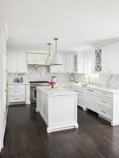 آشپزخانه سفید و طلایی با کف چوب بلوط رنگی تیره - انتقالی - آشپزخانه